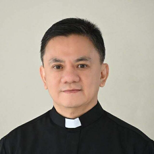 Fr Arnel dC Aquino SJ